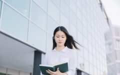businesswomaneading