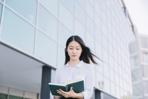 businesswomaneading