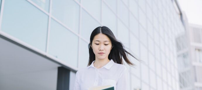 businesswomaneading