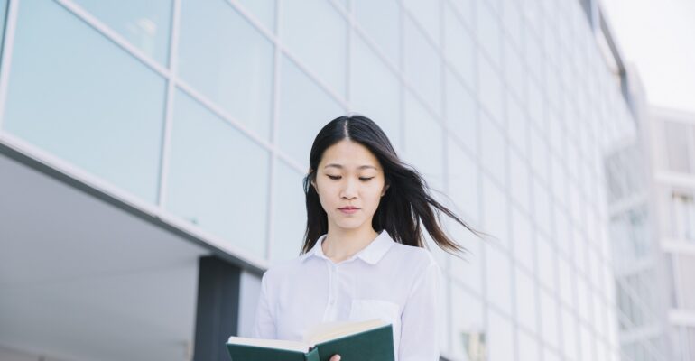 businesswomaneading